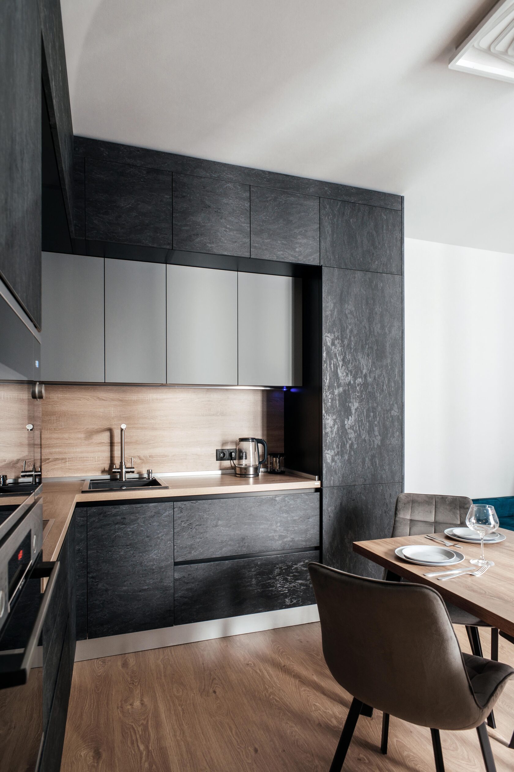 Прямая кухня Нова Blackstone 300х230х60 с верхом